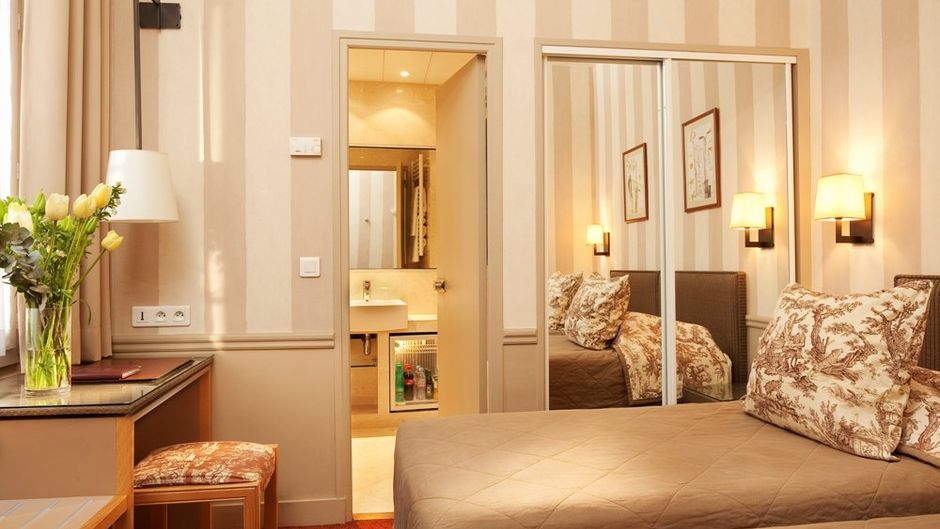 Des Deux Iles Hotel Room