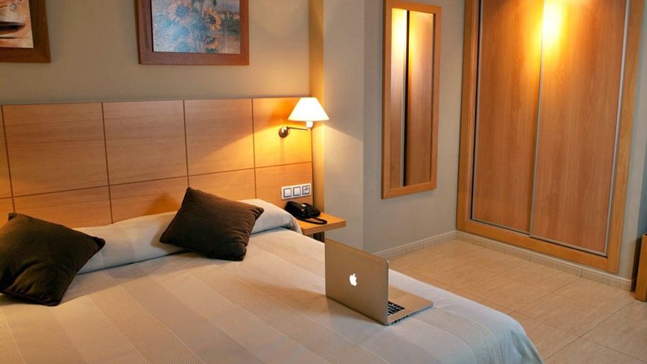 La City Hotel Room