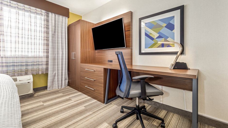 Holiday Inn Express & Stes Medicine Hat Room
