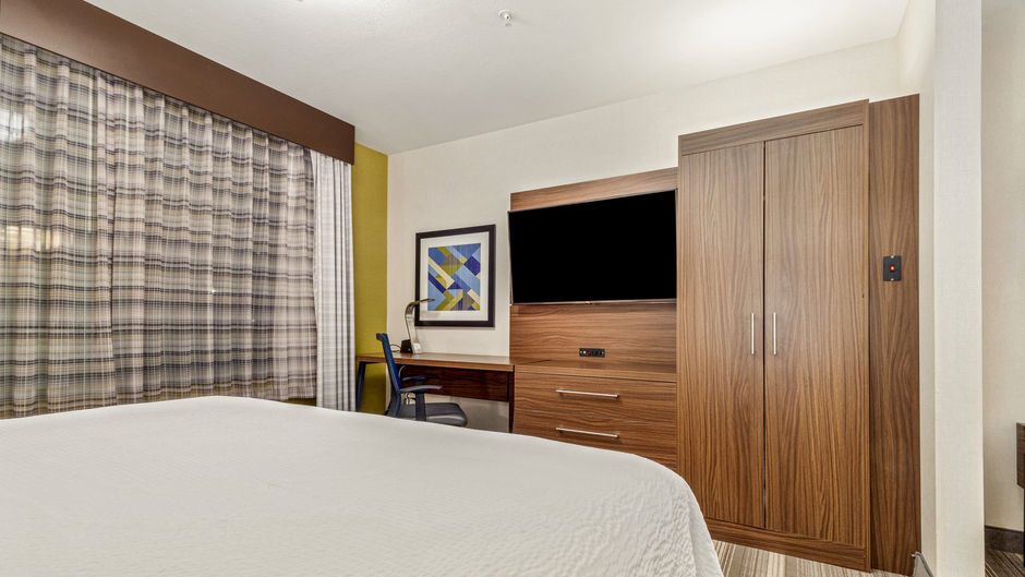 Holiday Inn Express & Stes Medicine Hat Room