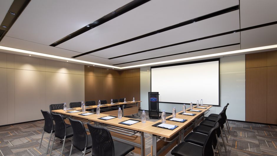 Hampton Hefei Binhu Meeting