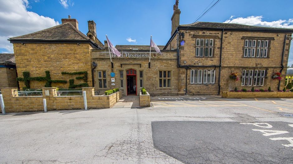 Rogerthorpe Manor Hotel Exterior