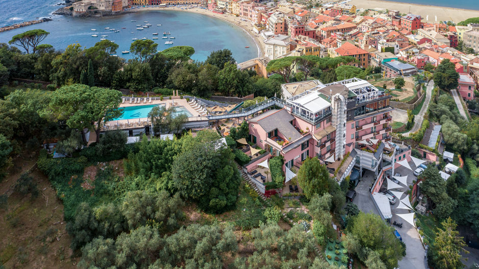 Vis a Vis Hotel Exterior