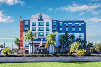 Holiday Inn Express Hotel & Suites