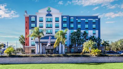 Holiday Inn Express Hotel & Suites