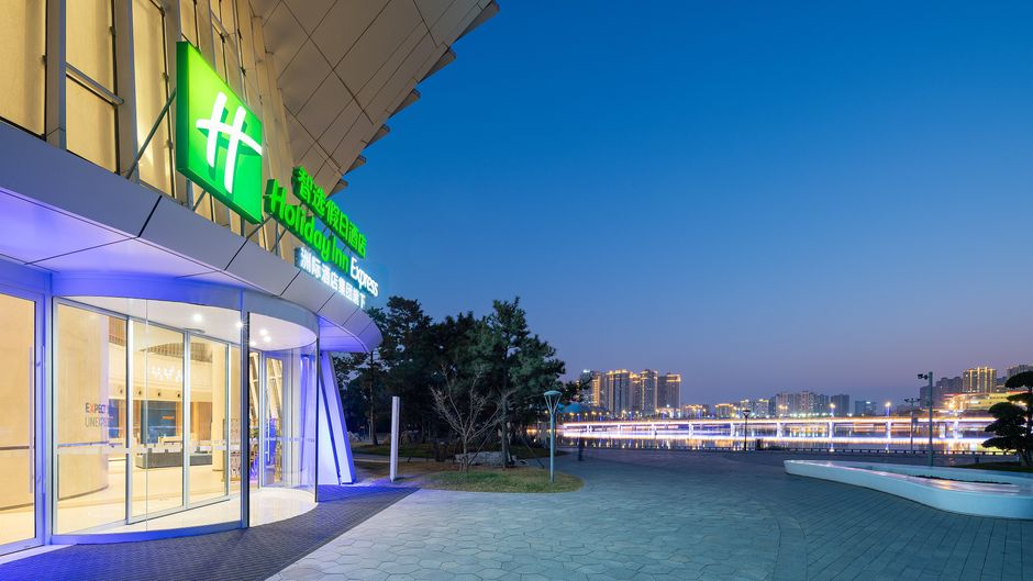 Holiday Inn Exp Grand Canal Theatre Exterior