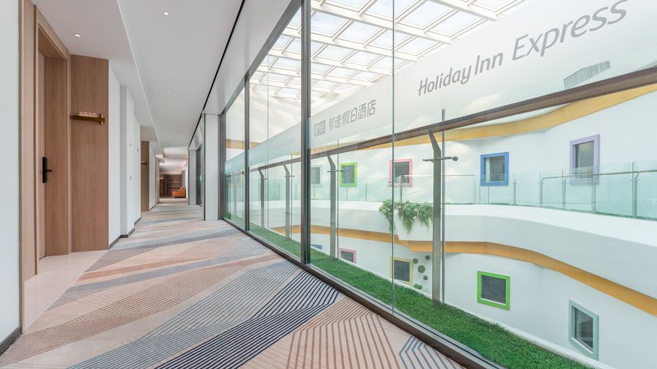 Holiday Inn Exp Grand Canal Theatre Lobby