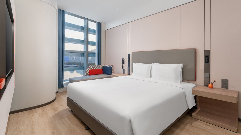 Holiday Inn Exp Grand Canal Theatre Room