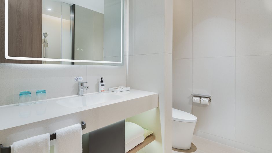Holiday Inn Exp Grand Canal Theatre Room