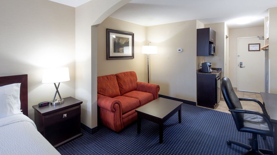 Holiday Inn Express Hotel & Suites Edson Suite