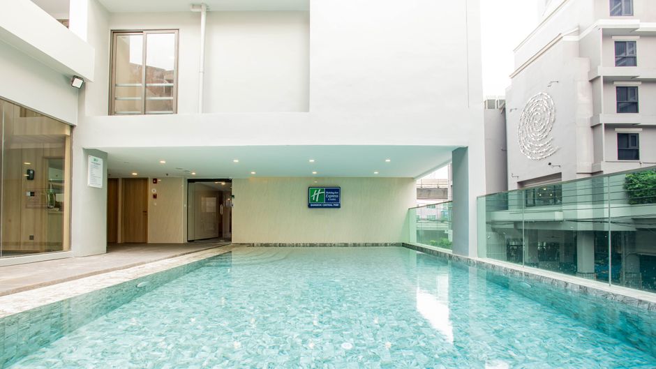 Holiday Inn Exp Suites Central Pier Pool