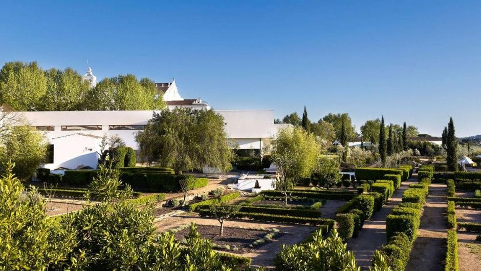 Convento do Espinheiro Resort & Spa Exterior