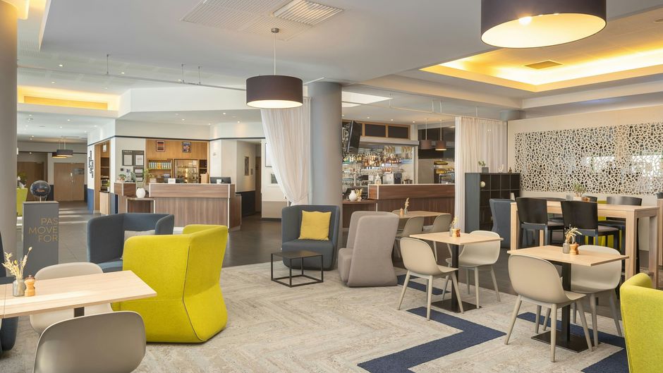 Courtyard by Marriott Toulouse Airport Lobby