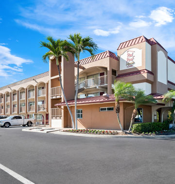 Red Roof Plus+ & Suites Naples Downtown