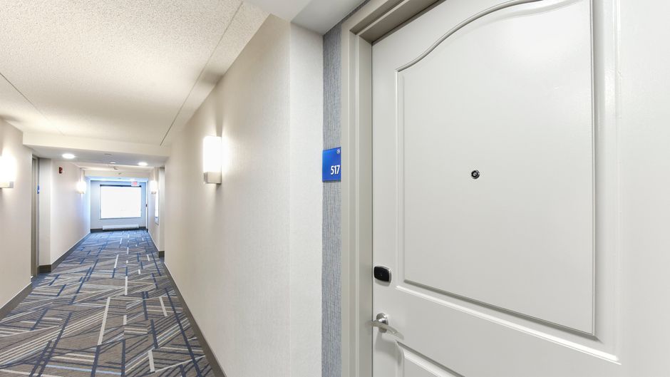 Holiday Inn Express & Stes Waterloo Lobby