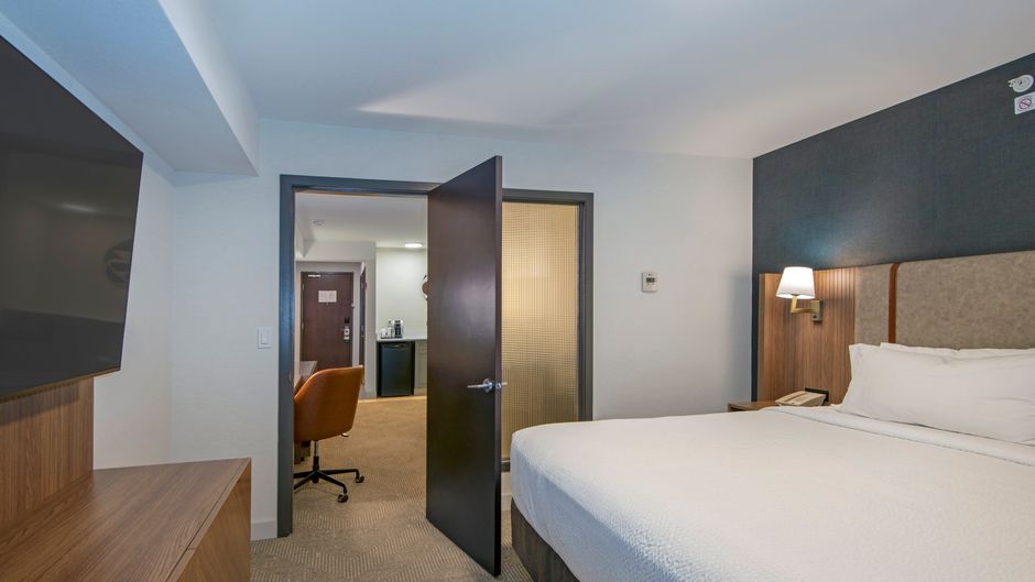Holiday Inn Hotel & Suites Kamloops Suite