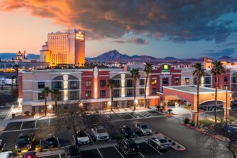 Holiday Inn Express Hotel & Suites