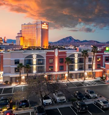 Holiday Inn Express Hotel & Suites