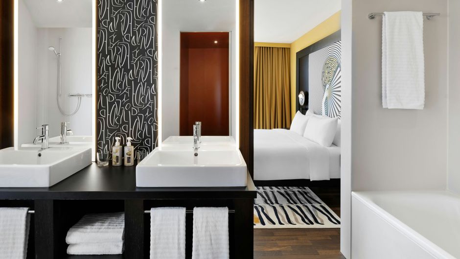 Renaissance Tower Hotel Zurich Room