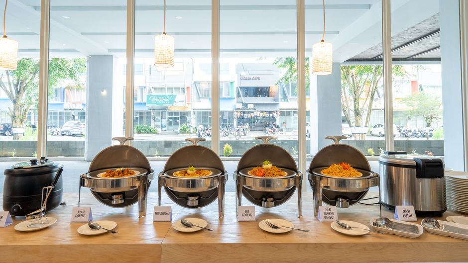 Holiday Inn Exp Suites Banjarmas Restaurant