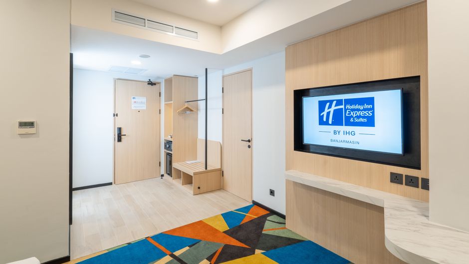 Holiday Inn Exp Suites Banjarmas Room