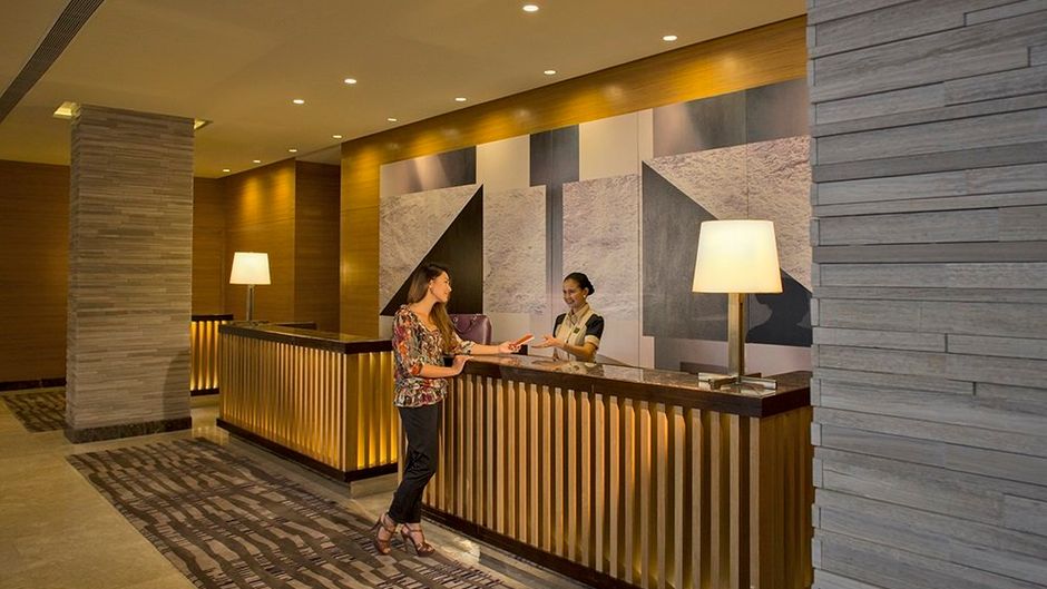 Holiday Inn & Suites Makati Lobby
