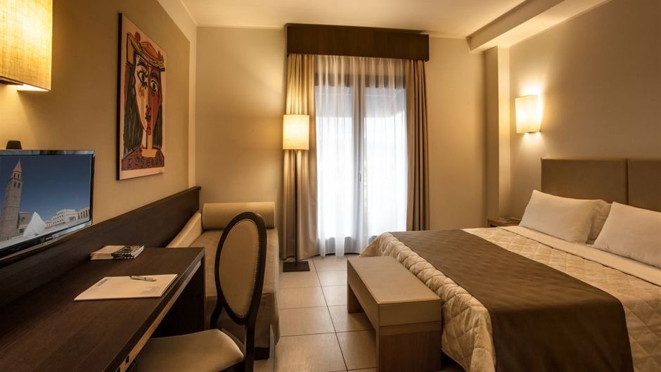 Lu' Hotel Room