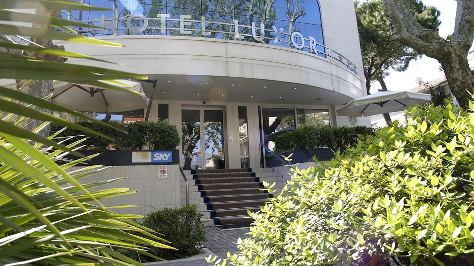 Hotel Luxor Exterior