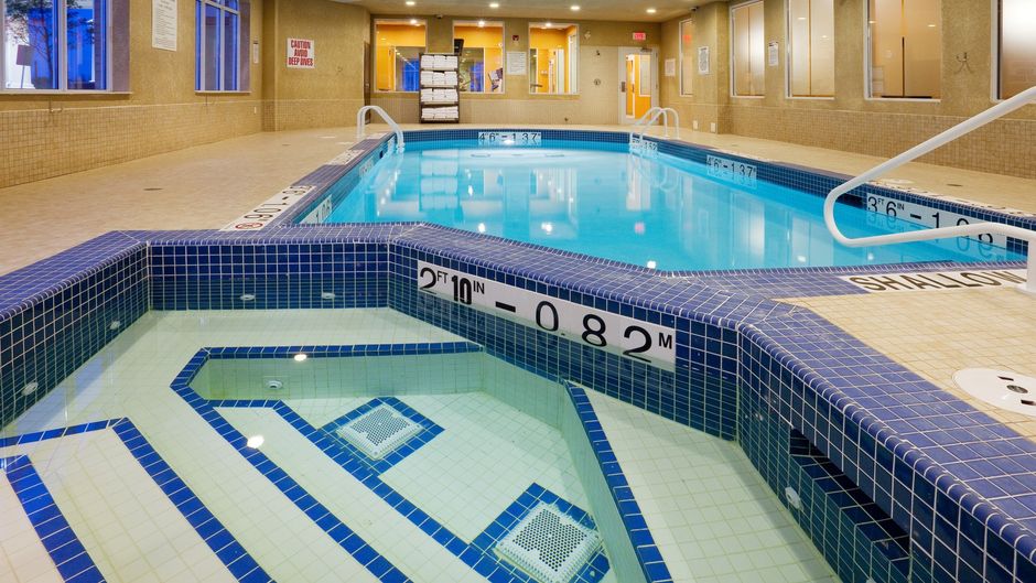 Holiday Inn Express & Suites Bowmanville Pool