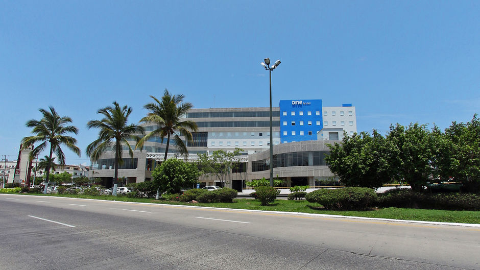 One Puerto Vallarta Aeropuerto Exterior