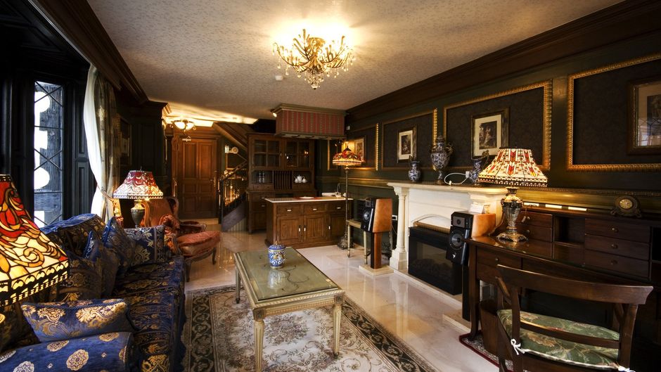 The Old England Manor Suite