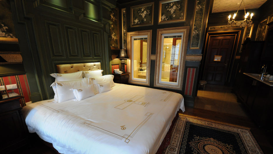 The Old England Manor Suite