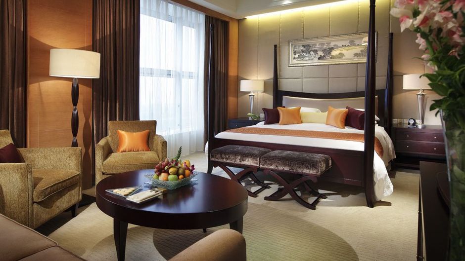 Holiday Inn Century City-EastTower Suite