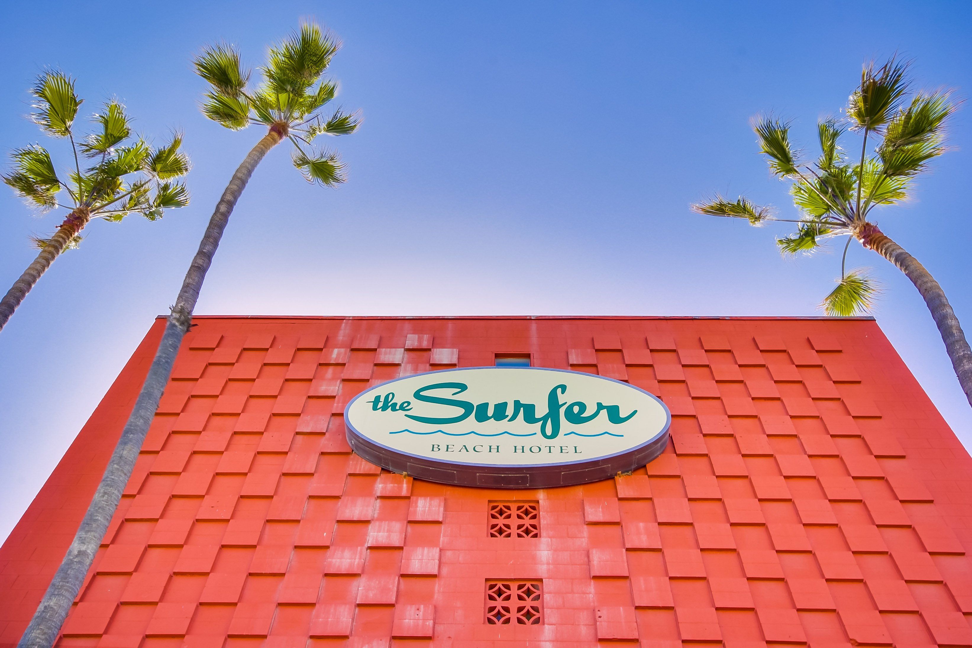 The surfer online beach hotel