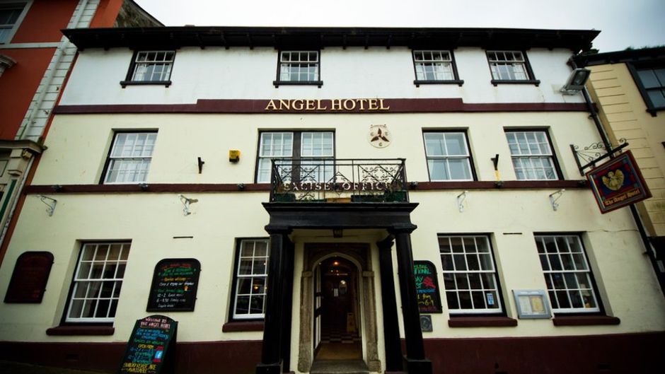 Angel Hotel Exterior