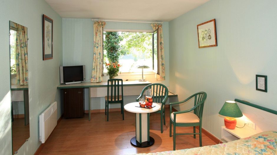 Hostellerie Chateau de la Motte-Fenelon Room