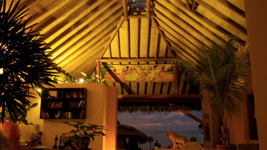 La Casa Que Canta Lobby