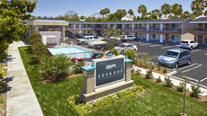 Eden Roc Inn & Suites