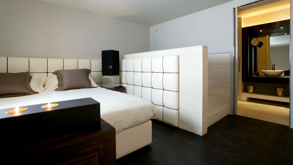 Sina The Gray Suite