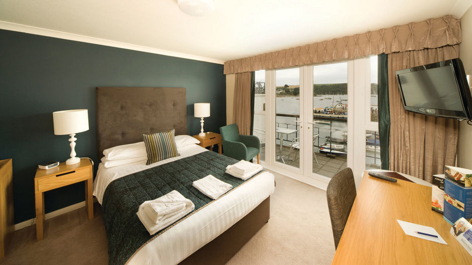 The Ship & Castle Hotel Room
