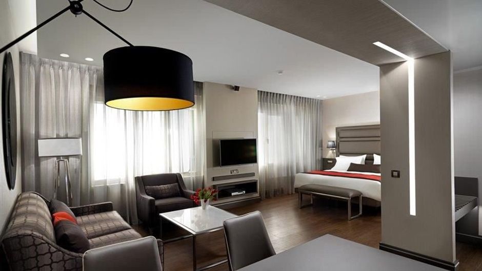 Holiday Suites Room