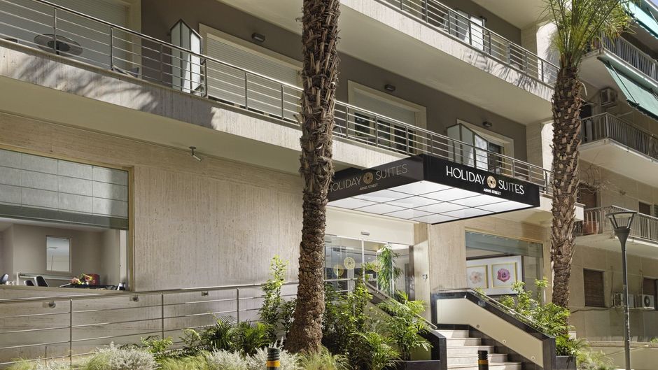 Holiday Suites Exterior