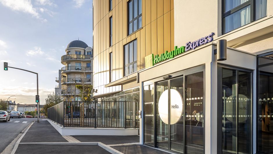 Holiday Inn Exp Poissy Exterior