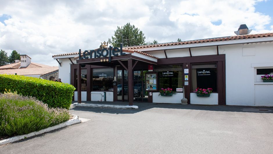 Lensotel Hotel Exterior