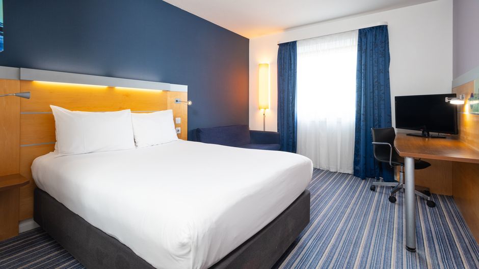 Holiday Inn Express Bedford Room
