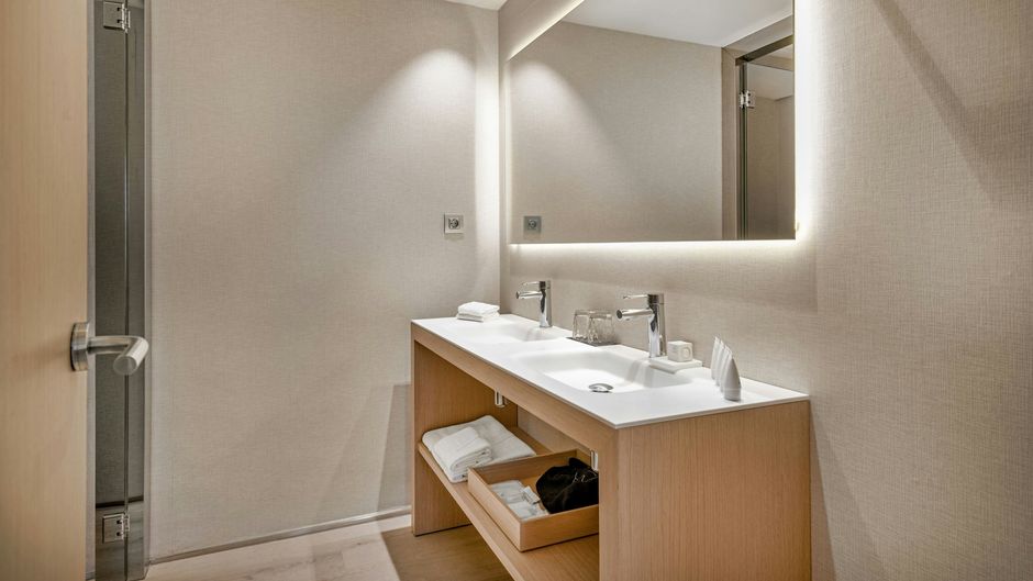 AC Victoria Suites Room