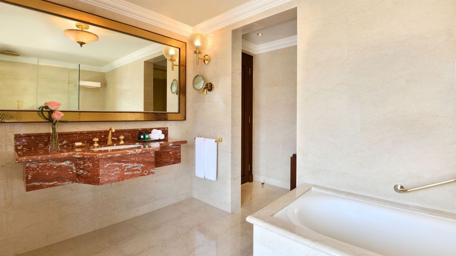 Sheraton Grand Doha Resort & Conv Hotel Room