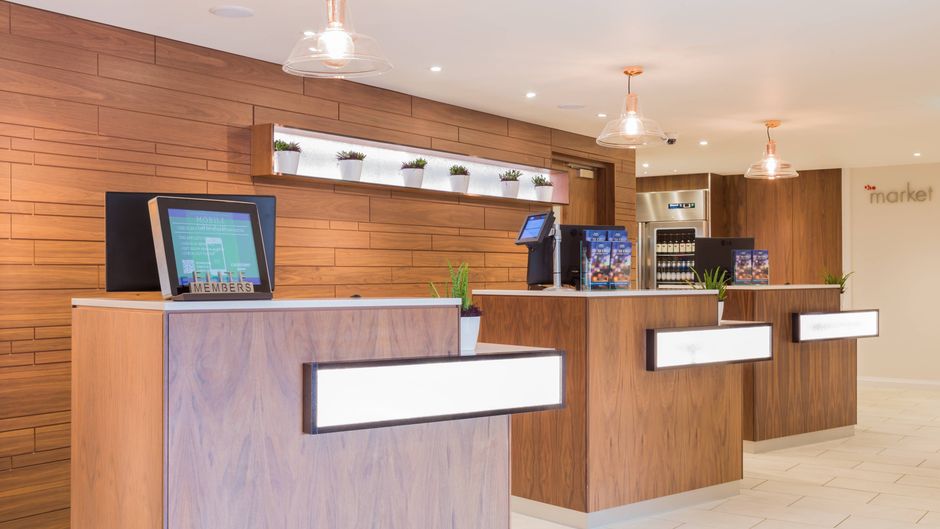Courtyard by Marriott Glasgow Airport Lobby