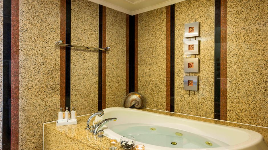 Renaissance Riverside Hotel Saigon Room