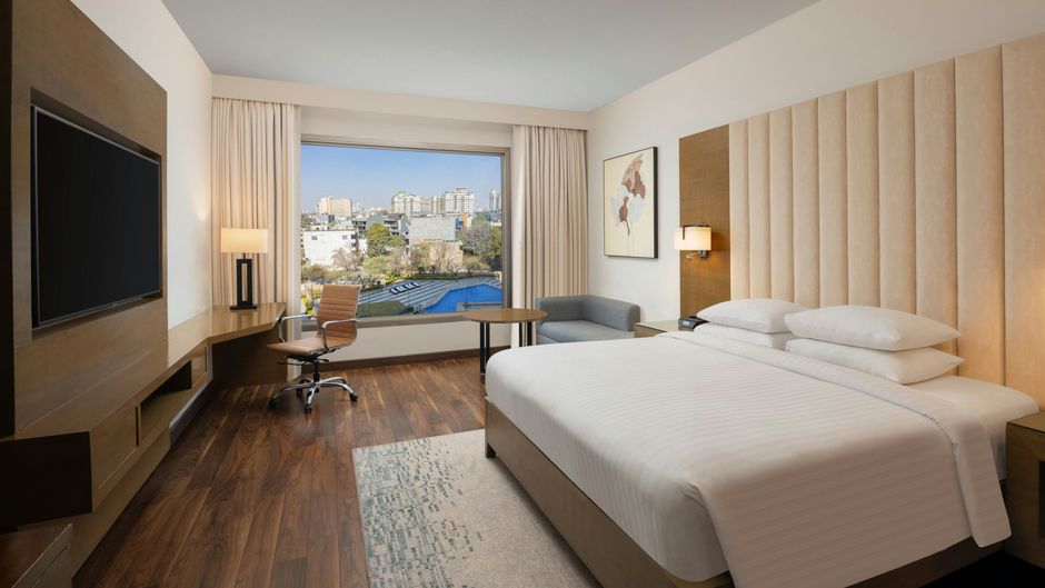 Courtyard by Marriott Gurugram Downtown Pool